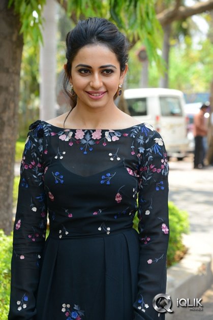 Rakul-Preet-Singh-at-Sarrainodu-Movie-Release-Press-Meet